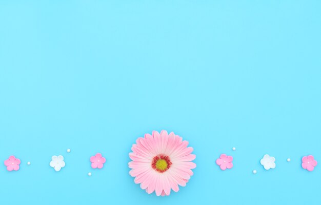 Flores rosa e brancas feitas de foamiran em azul com miçangas