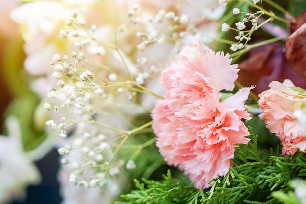 Flores rosadas del primer del ramo de la flor de la boda con la llamarada del sol.