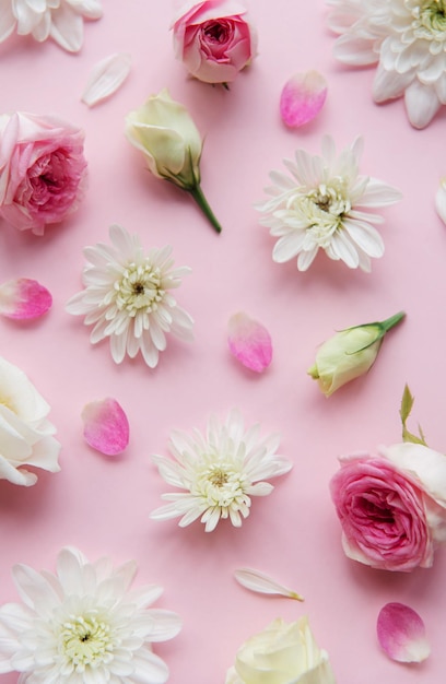 Flores rosas y blancas sobre fondo rosa