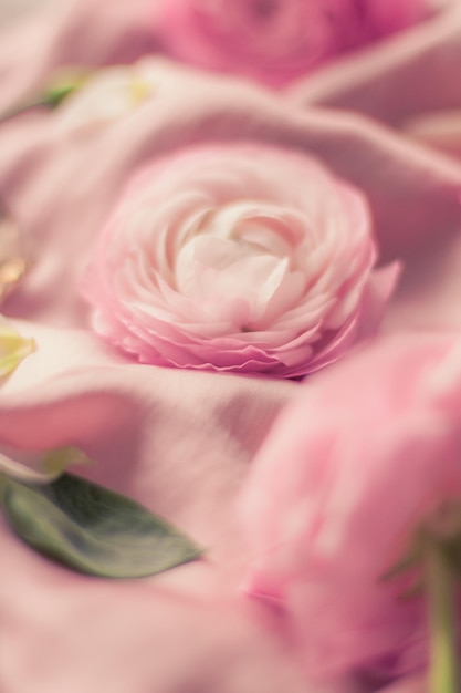 Flores rosas cor de rosa no feriado de casamento de seda macia e conceito de estilo de fundo floral