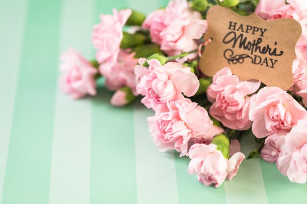 Flores rosas para el Día de la Madre sobre papel rayado.