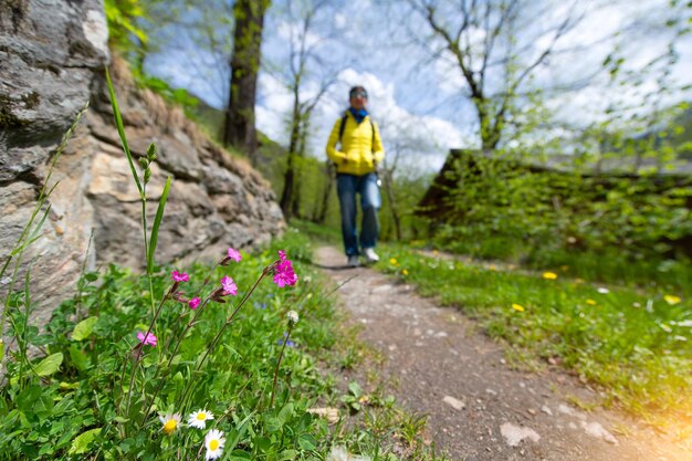 Flores rosas por el fallecimiento de una niña durante una excursión