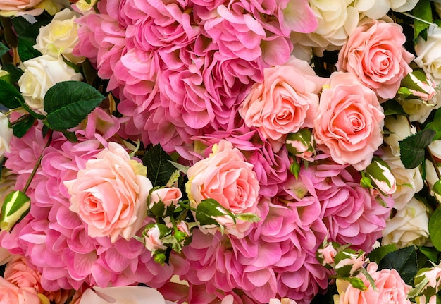 Flores de rosas y hortensias vista superior de un gran ramo de flores artificiales