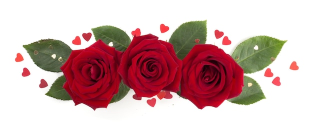 Flores rosas rojas hojas arreglo de corazones aislado sobre fondo blanco, vista superior, elemento de diseño para el día de San Valentín