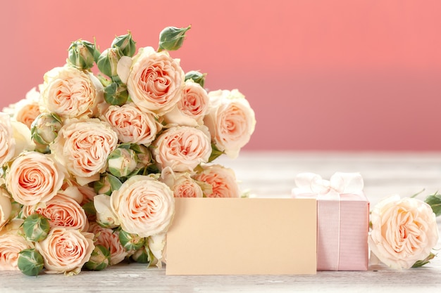 Flores de rosas rosadas y regalo o presente cuadro fondo rosa.