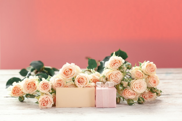 Flores de rosas rosadas y regalo o presente cuadro fondo rosa.