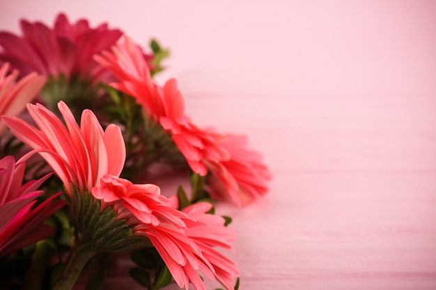 Flores rosas sobre fondo de madera.