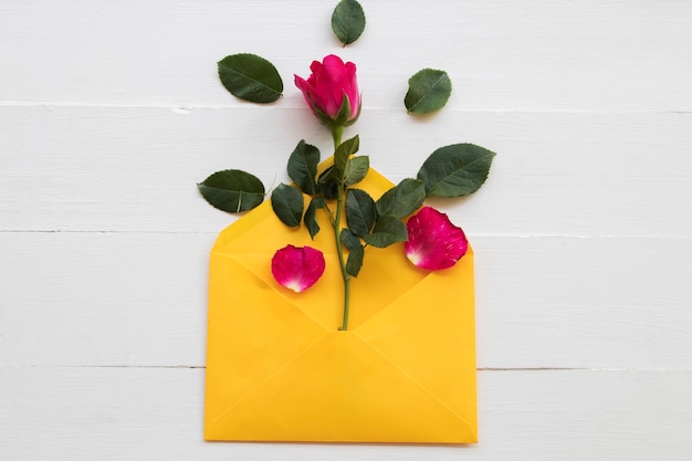 flores rosas vermelhas com arranjo de envelope em estilo de cartão postal