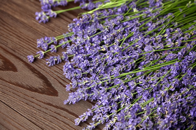 Flores roxas de lavanda na mesa de madeira