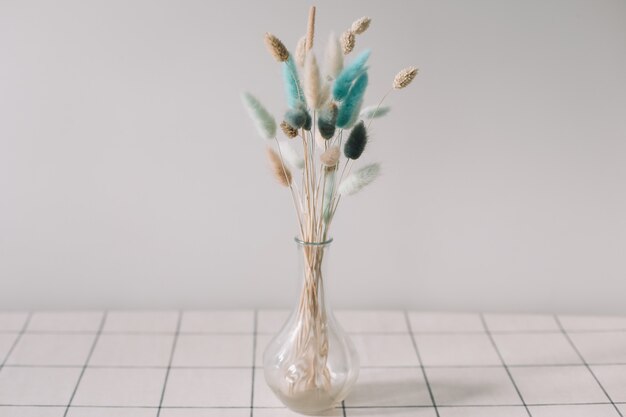 Flores secas em um vaso sobre a mesa