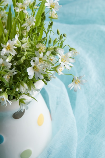 Flores silvestres blancas en una jarra