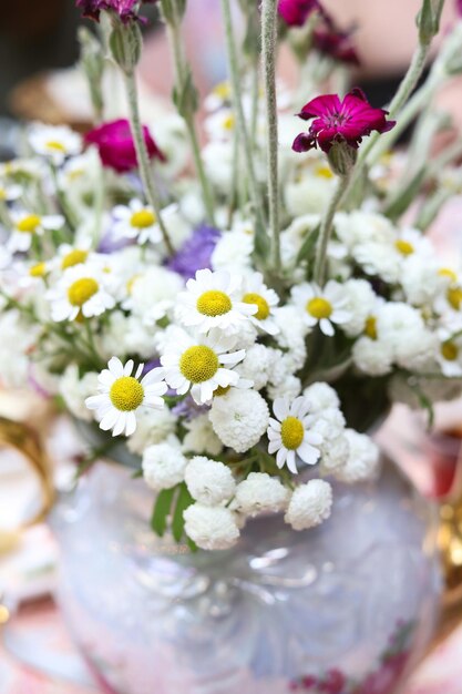 Flores silvestres blancas y rosadas en un jarrón