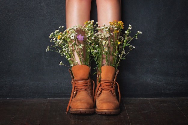 Flores silvestres em sapatos
