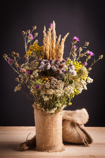 Flores silvestres em um vaso