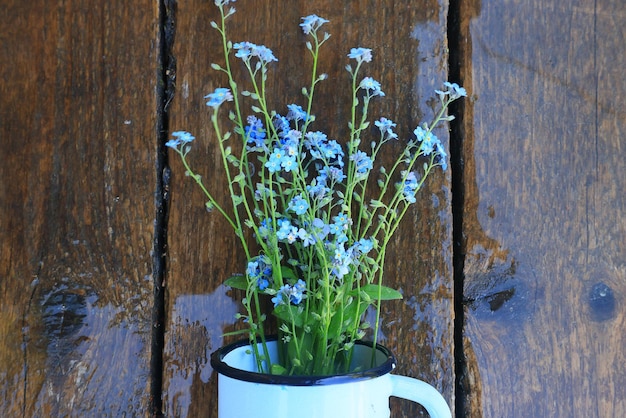 flores silvestres de nomeolvides azules en una taza