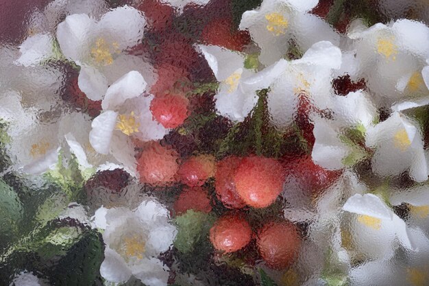 Flores sob vidro com gotas de água Fundo criativo floral na moda