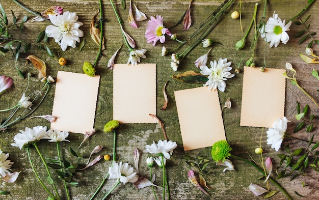 flores sobre folhas de caderno