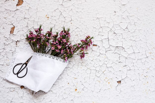 Foto flores sobre fondo blanco. colocación plana, vista superior