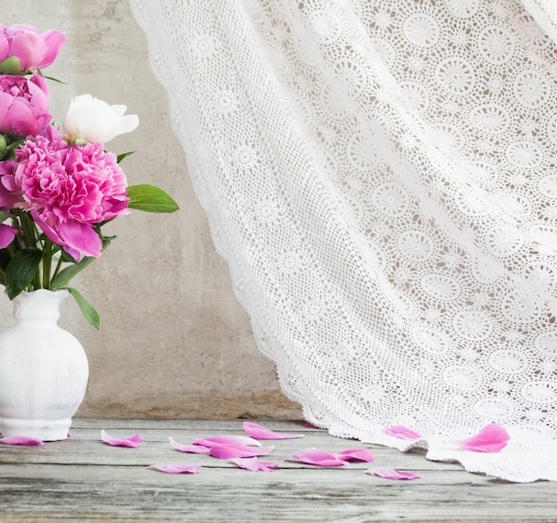 Foto flores sobre un fondo blanco