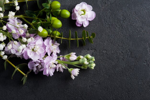 Flores sobre fondo de hormigón rústico