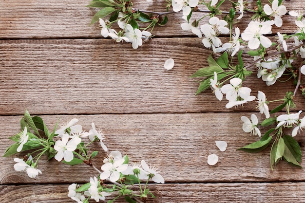 Flores sobre fondo de madera