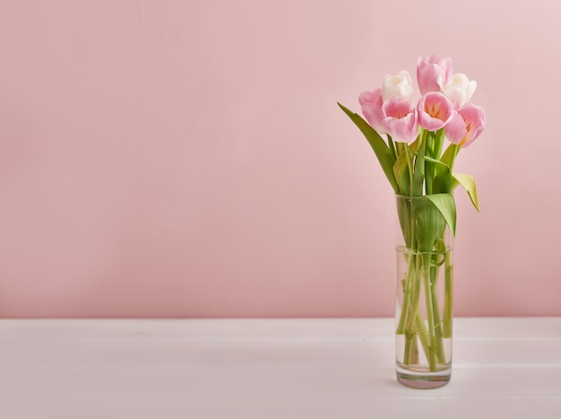 Foto flores sobre fondo rosa