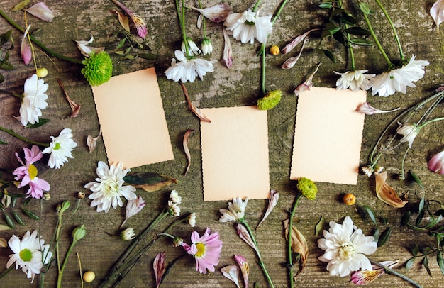 Foto flores sobre hojas de cuaderno