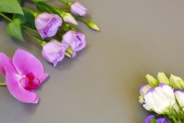 Flores sobre um fundo cinza para o dia das mães.