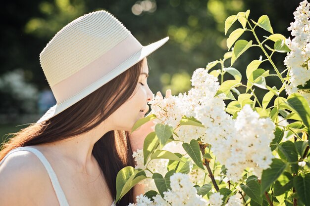 Las flores son las mejores para las alergias una joven y bonita mujer huele el árbol en flor alergia de primavera y verano