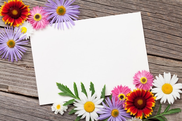 Foto flores y tarjeta de felicitación en blanco