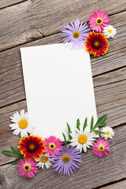 Foto flores y tarjeta de felicitación en blanco