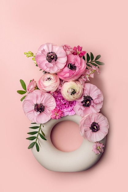 Flores tenras de ranúnculo em vaso de cerâmica