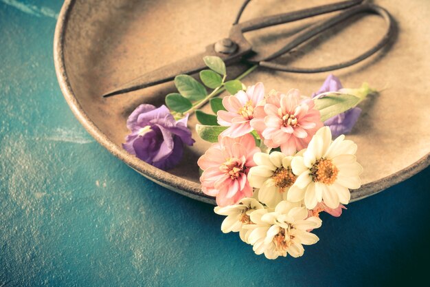 Flores y tijeras de estilo vintage.