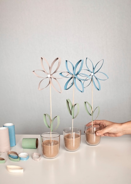 Foto flores de tubo de rollo de papel higiénico para el día de la madre, manualidades sin desperdicio para niños, pared neutral en colores pastel
