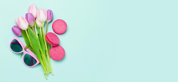 Flores de tulipán y galletas de macarrones