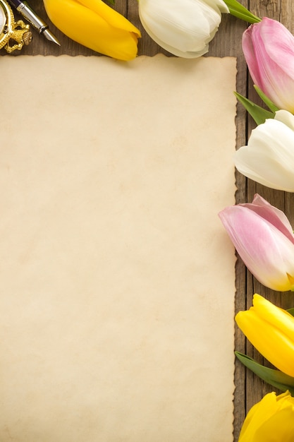 Flores de tulipán en madera