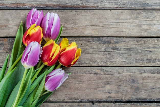 flores de tulipán en mesa de madera