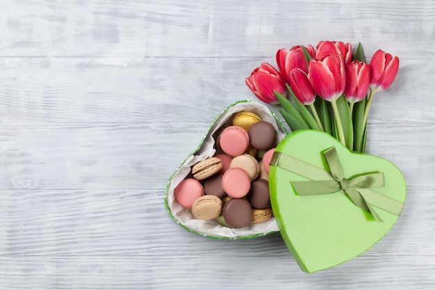 Flores de tulipán rojo y galletas de macarrones