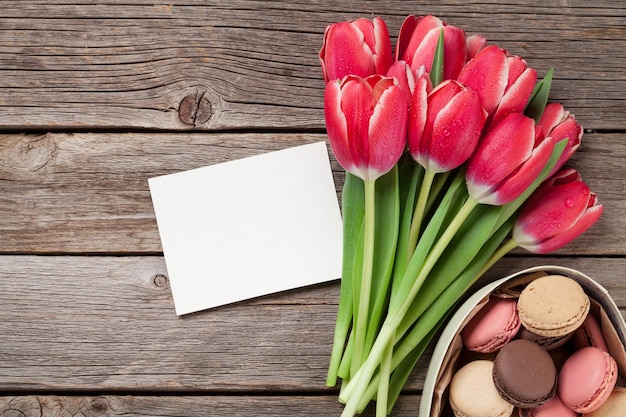 Flores de tulipán rojo y galletas de macarrones