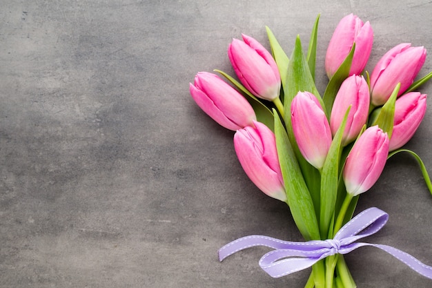 Flores de tulipán rosa con cinta