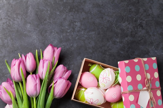 Flores de tulipán rosa y huevos de pascua.