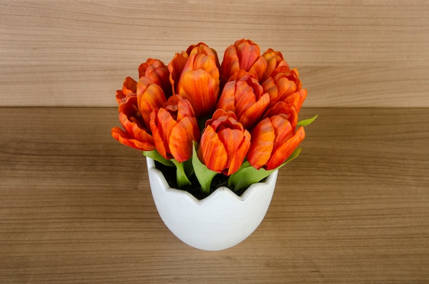 Flores de tulipán sobre fondo de madera