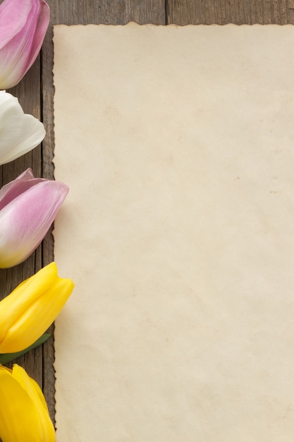 Flores de tulipán en la superficie de la madera