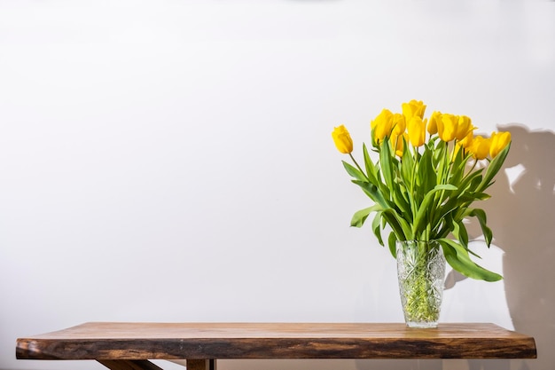 Flores de tulipanes amarillos en jarrón Espacio para texto