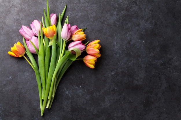 Flores de tulipanes de colores frescos