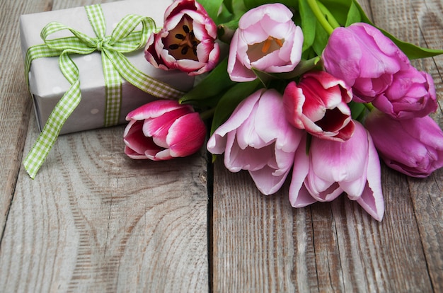 Flores de tulipanes primavera y caja de regalo.