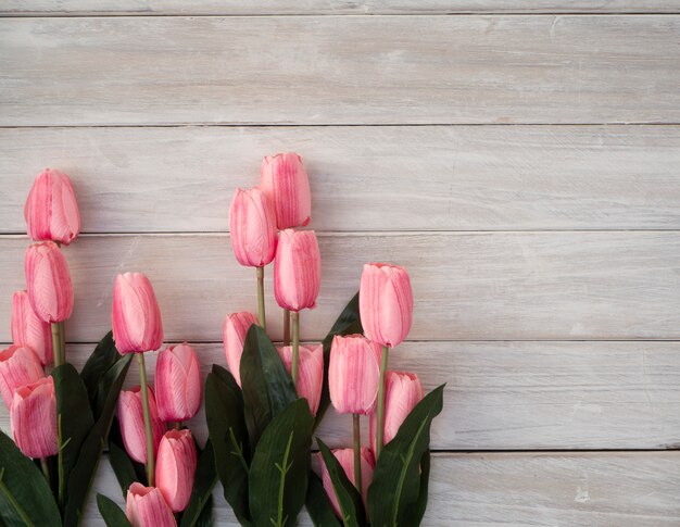 Flores de tulipanes de primavera en una vieja madera