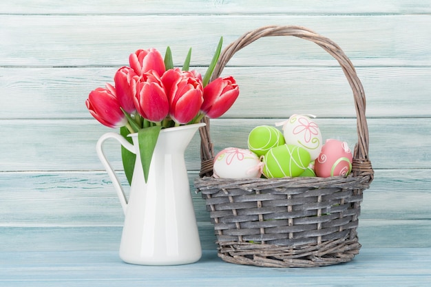 Flores de tulipanes rojos y huevos de pascua.