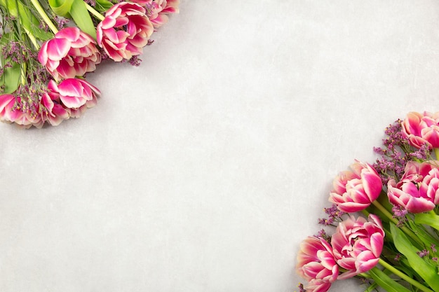Flores de tulipanes rosas sobre fondo de hormigón gris claro Valentine39s día de la madre de las mujeres cumpleaños de Pascua o boda vacaciones de primavera endecha plana Vista superior Espacio de copia