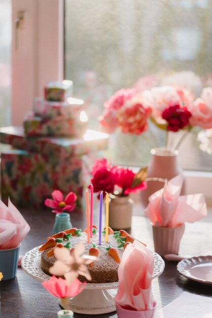Flores en vaso en la mesa